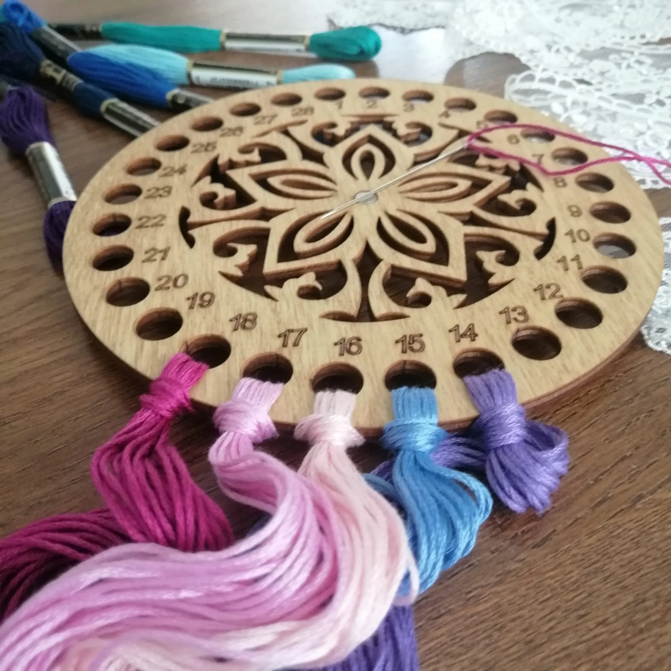 Wooden Round Thread Sorter with Needle Holder Magnet, Embroidery Floss Organizer Design 2